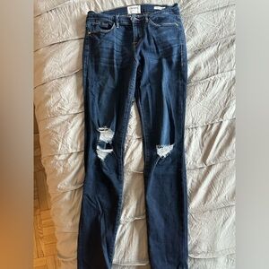 Frame le skinny de Jeanne, dark denim with rips